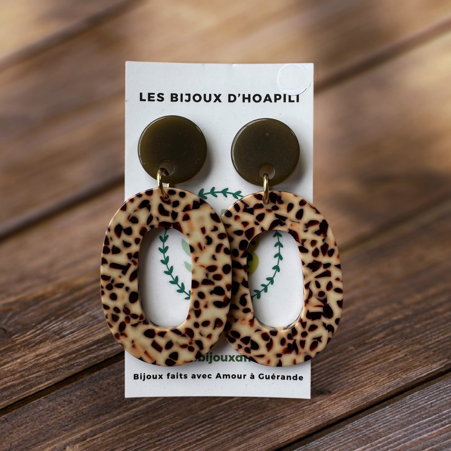 Boucles d’oreilles beige tacheté et vert