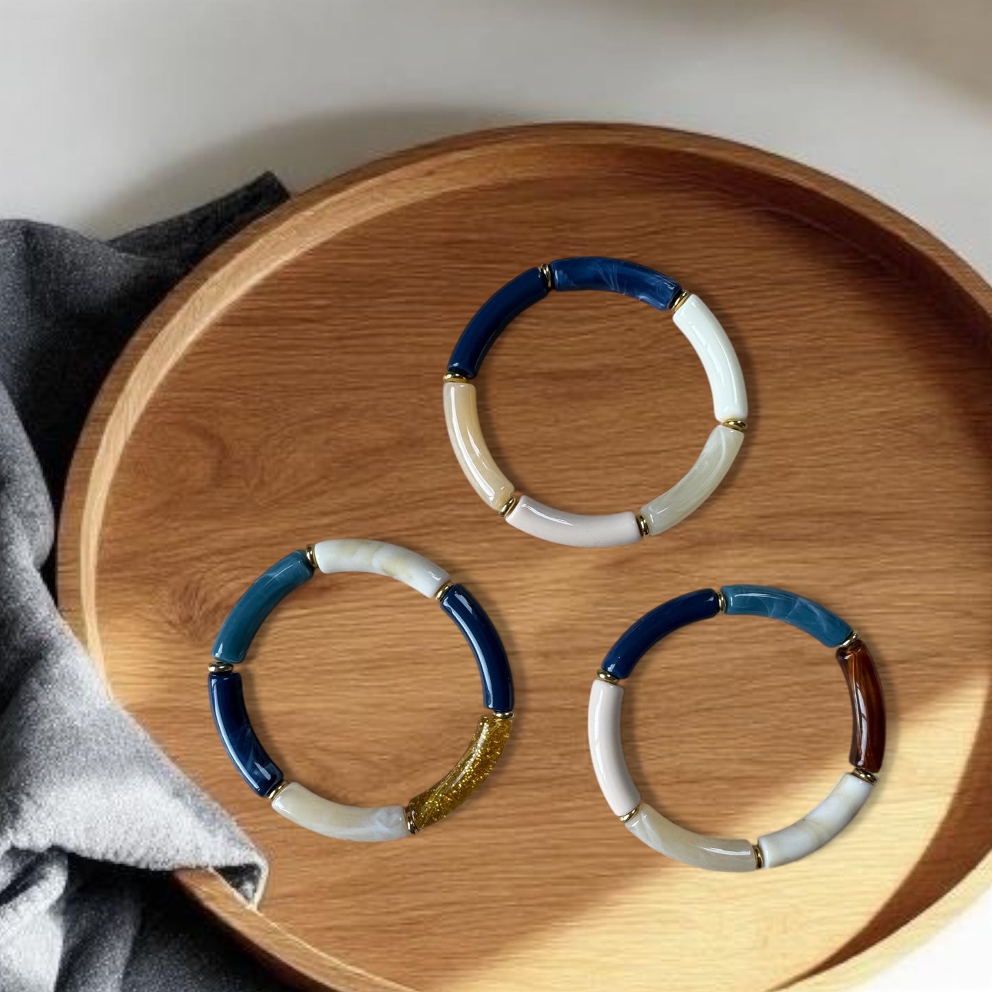 Bracelet petite perles tubes ton bleu marine