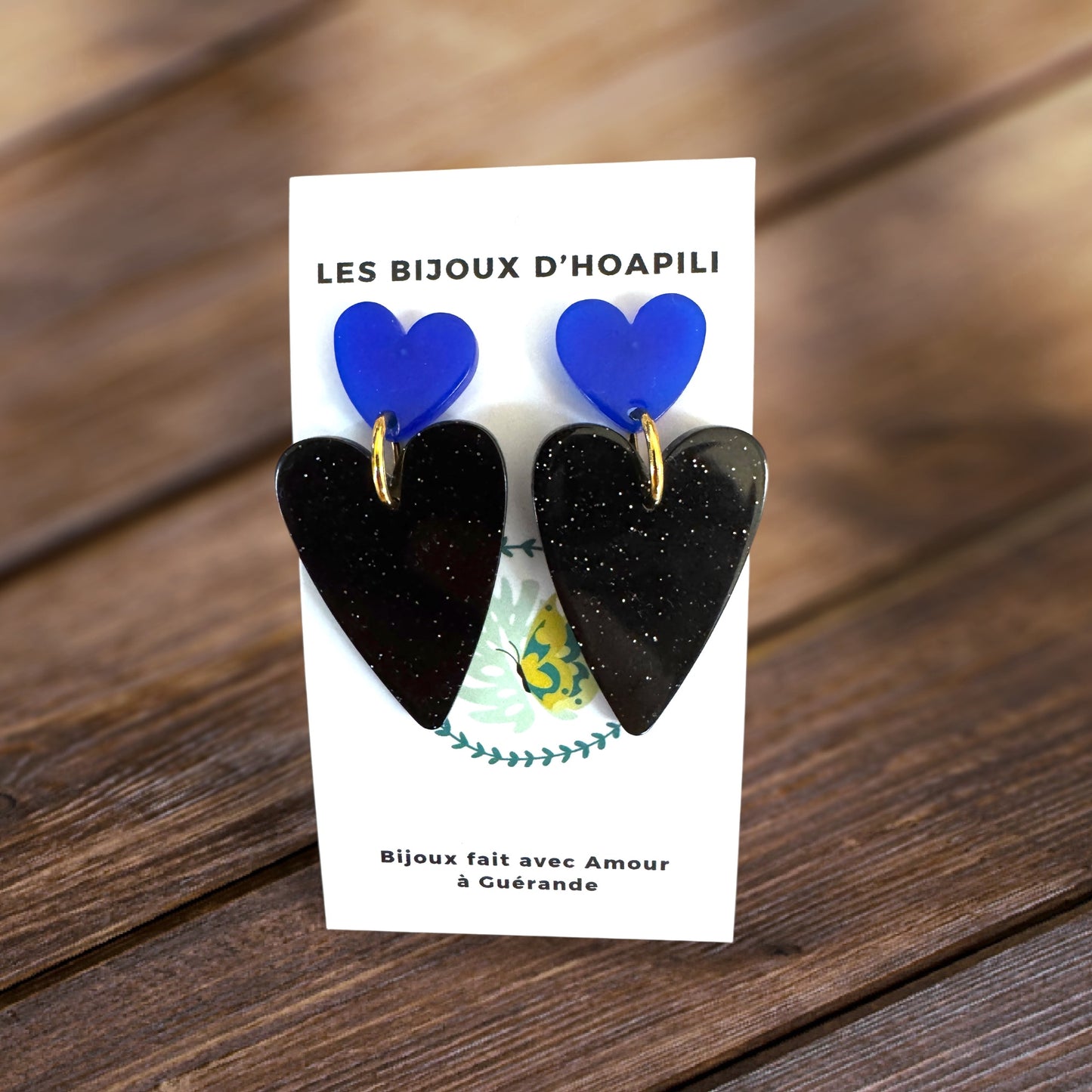 Duo de cœurs allongés Bleu & Noir Scintillant : Boucles d'Oreilles Électriques et Mystérieuses